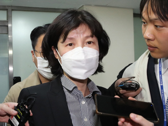 윤리위 참석 후 당사 나서는 양정숙 당선인   더불어시민당 양정숙 비례대표 국회의원 당선인이 28일 오후 서울 여의도 당사에서 열린 윤리위원회에 참석한 후 당사를 나서고 있다. 연합